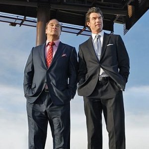 The Defenders: James Belushi e Jerry O'Connell in una scena del pilot della serie