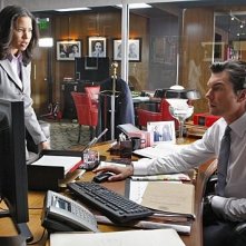 The Defenders: Jerry O'Connell e Jurnee Smollett in una scena del pilot della serie