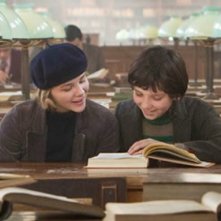 Asa Butterfield E Chloe Moretz Una Scena Di Hugo Ambientata In Una Biblioteca 214688