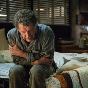 Fringe: John Noble in una scena dell'episodio Neither Here Nor There