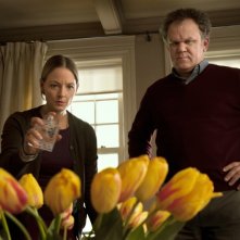 Jodie Foster e John C. Reilly in una scena di Carnage, di Roman Polanski