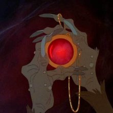 L'amuleto magico del film d'animazione Brisby e il segreto di NIMH (1982)