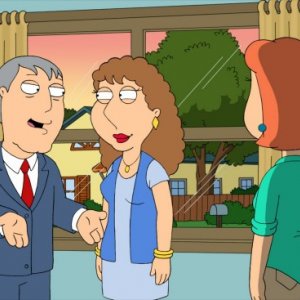 Lois con sua sorella Carol e il sindaco West nell'episodio Brothers & Sisters de I Griffin