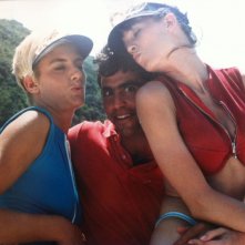 Massimiliano La Pegna tra due fotomodelle dello spot Nastro Azzuro (1988) per la regia di Paolo Bianchini .