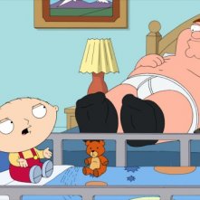 Stewie con il padre Peter in una scena dell'episodio Brothers & Sisters de I Griffin