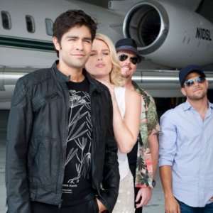 Adrian Grenier, Alice Eve, Jerry Ferrara, Kevin Dillon in una scena dell'episodio The End dell'ottava stagione di Entourage