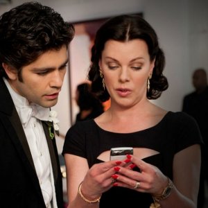 Adrian Grenier e Debi Mazar in una scena dell'episodio The Big Bang dell'ottava stagione di Entourage