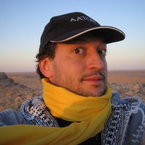 Francesco Liotard in un autoscatto nel deserto tunisino turante la registrazione live del concerto di Sollima e Gandola