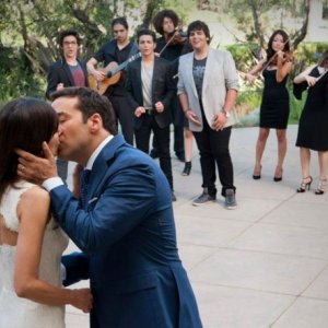 Perrey Reeves e Jeremy Piven in una scena dell'episodio The End dell'ottava stagione di Entourage