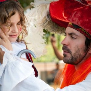 Rhys Coiro in una scena dell'episodio The Big Bang dell'ottava stagione di Entourage
