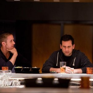 Steve Carell accanto a Ryan Gosling in una scena di Crazy, Stupid Love
