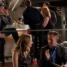 Steve Carell osserva Ryan Gosling in una scena di Crazy, Stupid Love