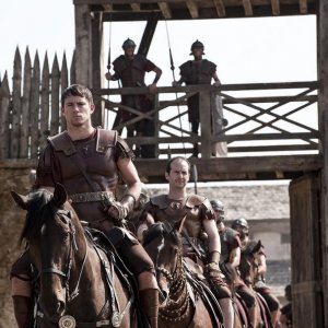 The Eagle: Channing Tatum in una scena del film con Denis O'Hare