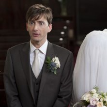 David Tennant accanto ad una sposa fin troppo velata in Una sposa in affitto