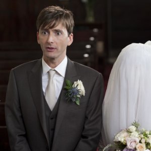 David Tennant accanto ad una sposa fin troppo velata in Una sposa in affitto