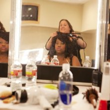 Glee: Naya Rivera dietro le quinte del The 3D Concert Movie con il suo parrucchiere