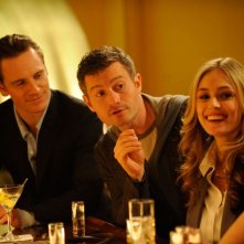 Michael Fassbender in una sequenza di Shame insieme a James Badge Dale e Elizabeth Masucci