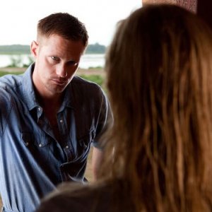 Alexander Skarsgard discute con la Bosworth in una scena di Cani di paglia