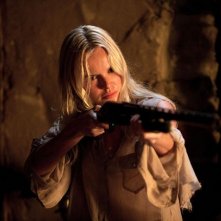 Cani di paglia: Kate Bosworth impugna il fucile in una sequenza