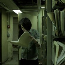 Episode 50: Natalie Wetta consulta documenti in una scena del film