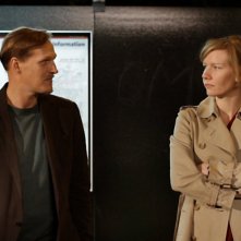 Georg Friedrich e Sandra Hüller nel dramma Above Us Only Sky