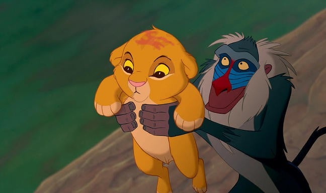 Il Re Leone: Rafiki tiene tra le zampe Simba