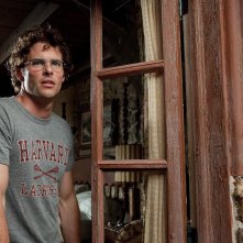 James Marsden affacciato alla finestra in Cani di paglia