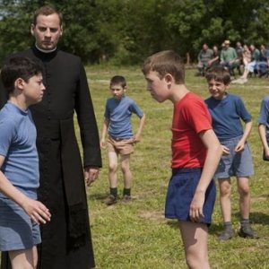 La guerre des boutons (2011) Fred Testot r in una scena