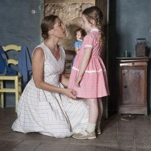 La guerre des boutons (2011) Mathilde Seigner in una scena