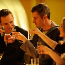 Michael Fassbender in una conviviale scena del film Shame con James Badge Dale