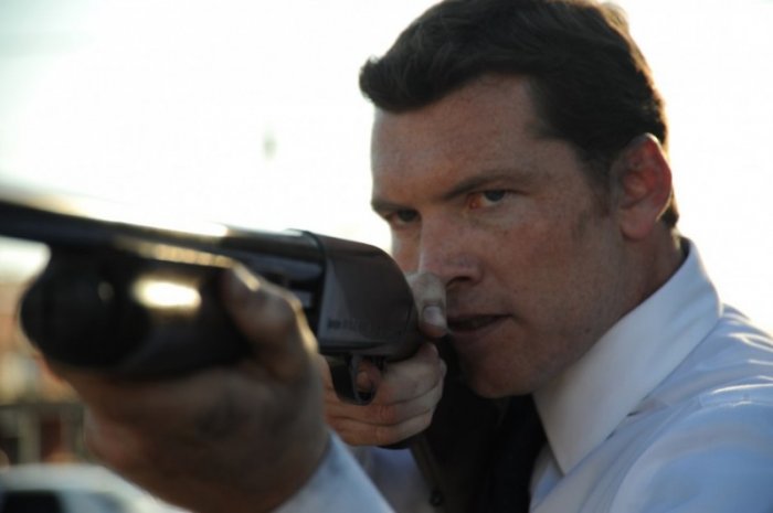 Sam Worthington, Jean Reno e Jacob Batalon nell'heist movie ad alta quota Lift