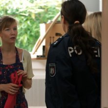 Sandra Hüller in una scena drammatica di Above Us Only Sky