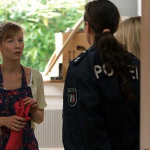 Sandra Hüller in una scena drammatica di Above Us Only Sky