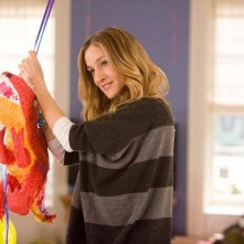 Sarah Jessica Parker in Ma come fa a far tutto? alle prese con una piñata