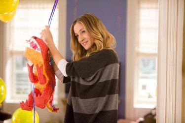 Sarah Jessica Parker in Ma come fa a far tutto? alle prese con una piñata