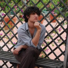Un pensieroso Louis Garrel in una scena di Un été brûlant