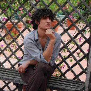 Un pensieroso Louis Garrel in una scena di Un été brûlant