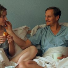 Una scena di Above Us Only Sky con Sandra Hüller e Felix Schmidt-Knopp