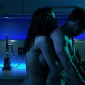 Una sensuale scena del film Q, con Déborah Révy