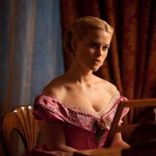 La bella inglese Alice Eve in costume in una scena di The Raven