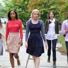 Carrie MacLemore, Megalyn Echikunwoke, Greta Gerwig, Analeigh Tipton e Adam Brody in una scena di Damsels in Distress