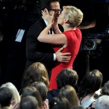 Kate Winslet bacia Guy Pearce agli Emmy 2011, che hanno visto entrambi premiati per Mildred Pierce