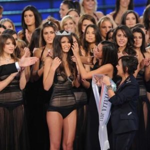 Stefania Bivone è Miss Italia 2011 - accanto a lei, Frizzi, la Mirigliani e Ines Sastre