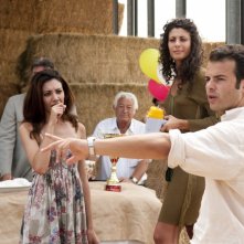 Sul set di Mozzarella Stories Edoardo De Angelis spiega una sequenza