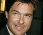 Jason Bateman diseredato e off line