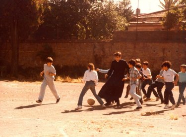 Nanni Moretti (al centro) ne La messa è finita