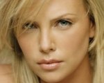 Charlize Theron in cerca di un rifugio