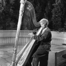 Harpo Marx in una scena del film Animal Crackers