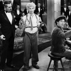 Harpo Marx, Louis Sorin e Chico Marx in una scena del film Animal Crackers