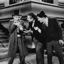 Harpo Marx, Louis Sorin e Chico Marx in una scena dell'esilarante Animal Crackers